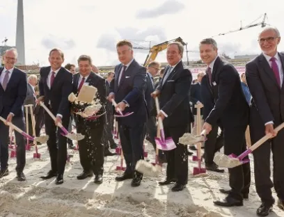 Symbolischer Spatenstich (v.l.n.r.): Dr. Ralf Düssel, Leiter des Geschäftsgebiets High Performance Polymers von Evonik, Thomas Wessel, Personalvorstand und Arbeitsdirektor der Evonik Industries AG, Werner Arndt, Bürgermeister der Stadt Marl, Christian Kullmann, Vorsitzender des Vorstandes der Evonik Industries AG, Armin Laschet, Ministerpräsident von Nordrhein-Westfalen, Dr. Jörg Harren, Standortleiter des Chemieparks Marl der Evonik Technology & Infrastructure GmbH, Dr. Harald Schwager, Stellvertretender Vorsitzender des Vorstandes der Evonik Industries AG, Bild: Evonik Symbolischer Spatenstich im Chemiepark Marl bei Evonik