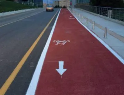 Degaroute-basierte Zwei-Komponenten-Spritzmarkierung an der Technischen Universität Istanbul, Bild: Evonik Degaroute-basierte Zwei-Komponenten-Spritzmarkierung an der Technischen Universität Istanbul