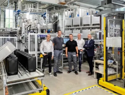 Gruppenbild vor der vollautomatischen Abfüllanlage AFS 22 von Fricke