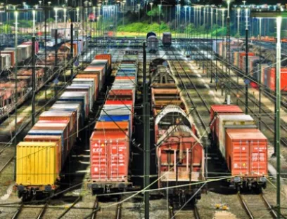 Der Chemieverband appelliert an die Bahn, sich auf mögliche Störungen im schienengebundenen Transport besser vorzubereiten. Auch ihre Zusammenarbeit mit europäischen Partnern sollte sie stärken, um in Krisensituationen besser gewappnet zu sein, Bild: Marco2811 - Fotolia.com Güterbahnhof - Chemie