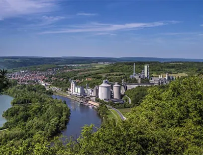 Erste CCU-Großanlage im Zementwerk Lengfurt. Im Werk Lengfurt von Heidelberg Materials soll 2025 die weltweit erste Carbon Capture and Utilisation (CCU)-Anlage im großtechnischen Maßstab in der Zementindustrie in Betrieb gehen, Bild: Heidelberg Materials / Steffen Fuchs Erste CCU-Großanlage im Zementwerk Lengfurt. Im Werk Lengfurt von Heidelberg Materials soll 2025 die weltweit erste Carbon Capture and Utilisation (CCU)-Anlage im großtechnischen Maßstab in der Zementindustrie in Betrieb gehen