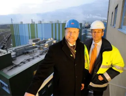 Jürgen Vormann (links im Bild) und Dr. Joachim Kreysing blicken auf ein erfolgreiches Geschäftsjahr 2016 zurück, Bild: Infraserv GmbH & Co. Höchst KG Jürgen Vormann und Dr. Joachim Kreysing blicken auf ein erfolgreiches Geschäftsjahr 2016 zurück