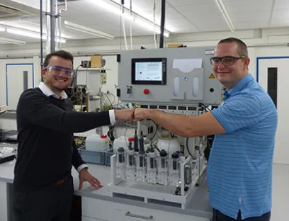 Zusammenarbeit für mehr Digitalisierung: Marvin Karbowiak (links), Sales Manager Nord Baden-Württemberg bei Jumo und Alexander Kamke (rechts), Division Manager R&D bei Reiss, Bild: Jumo Zusammenarbeit Jumo und Reiss