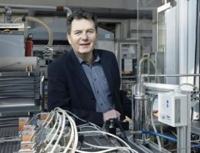 Leibniz-Preisträger Matthias Wessling vor einem Versuchsstand der Aachener Verfahrenstechnik, Bild: Peter Winandy Leibniz-Preisträger Matthias Wessling vor einem Versuchsstand der Aachener Verfahrenstechnik