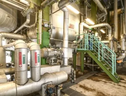 Die Armaturen der chemischen Anlagen, im Bild ein Rohester-Reaktor, werden mit Druckluft gestellt. Wegen des weitverzweigten Leitungsnetzes auf dem Gelände setzt OQ Chemicals auf Druckluft mit einem besonders niedrigen Drucktaupunkt, Bild: Atlas Copco / Henning Scheffen Die Armaturen der chemischen Anlagen, im Bild ein Rohester-Reaktor