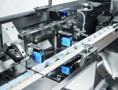 Für die kontinuierliche Zuführung ist die FPC5 mit Sensoren ausgestattet, die den Produktfluss erkennt und sich automatisch reguliert, Bild: Theegarten-Pactec Für die kontinuierliche Zuführung ist die FPC5 mit Sensoren ausgestattet, die den Produktfluss erkennt und sich automatisch reguliert