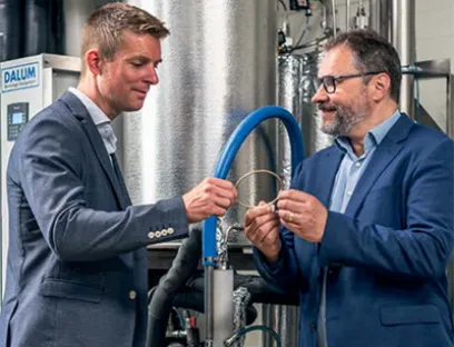 Andreas Gyes, Sales Engineer Trelleborg Sealing Solutions und Kim Dalum, CEO Dalum Beverage Equipment, Bild: Trelleborg Sealing Solutions Andreas Gyes, Sales Engineer Trelleborg Sealing Solutions und Kim Dalum, CEO Dalum Beverage Equipment