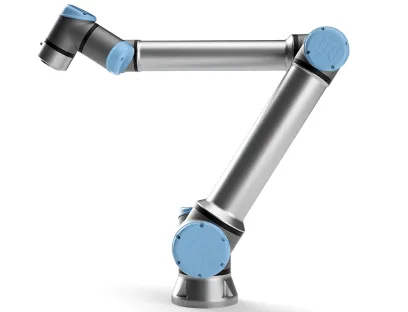 Der Cobot greift Behälter an einem Förderband und palettiert diese auf dem Band, Bild: Universal Robots Cobot von Universal Robots