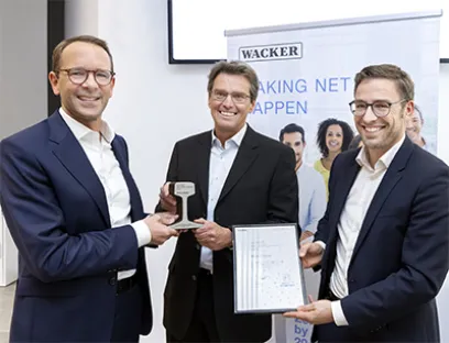 Preisverleihung (v.l.n.r.): Vorstandschef Dr. Christian Hartel, Preisträger Dr. Markus Bauer und Dr. Peter Gigler, Leiter Nachhaltigkeit bei der Verleihung des Wacker Net Zero Awards, Bild: Wacker v.l.n.r.: Vorstandschef Dr. Christian Hartel, Preisträger Dr. Markus Bauer und Dr. Peter Gigler, Leiter Nachhaltigkeit bei der Verleihung des „Wacker Net Zero Awards“