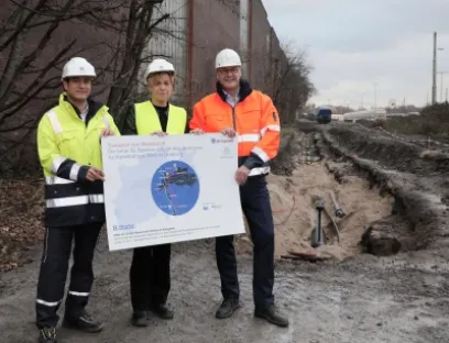 Feierliche Einweihung der Wasserstoff-Pipeline (v.l.n.r.): Gilles Le Van, Air Liquide; Mona Neubaur; Bernhard Osburg, Thyssenkrupp Steel, Bild: Air Liquide Feierliche Einweihung der Wasserstoff-Pipeline (v.l.n.r.): Gilles Le Van, Air Liquide; Mona Neubaur; Bernhard Osburg, Thyssenkrupp Steel