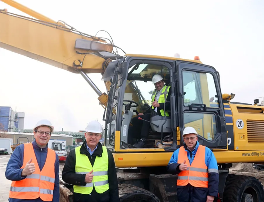Baubeginn mit Bagger: Gemeinsam geben Infraserv-Geschäftsführer Dr. Alexander Wagner, Celanese Standortleiter Laurent Hanssen (links) sowie von Infraserv Höchst Wolfgang Keßler (stehend Mitte), Leiter Corporate Real Estate Management, und Sascha Schieber (rechts), Leiter Facilities Services, den symbolischen Startschuss für den Bau des neuen Wasch- und Badehauses