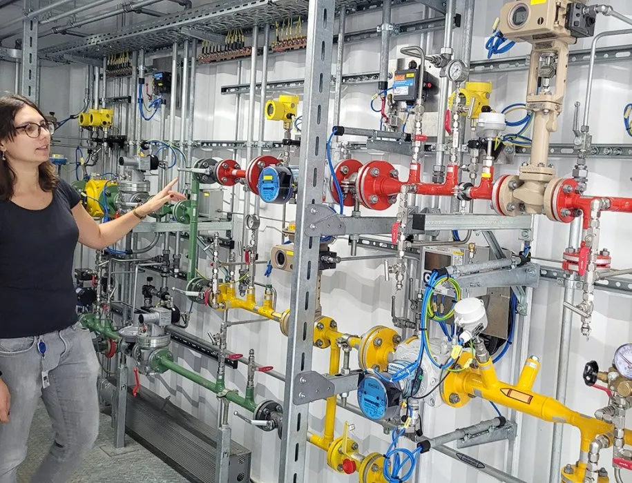 Daniela Wieland, Ingenieurin bei Netze BW, erklärt die Funktionsweise der Mischanlage, in der Wasserstoff dem Erdgas beigemischt wird