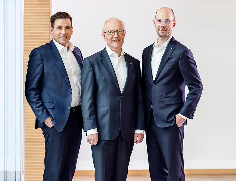 v.l.n.r.: Die neue Geschäftsführung von Schmalz: Andreas Beutel, Dr. Kurt Schmalz, Dr. Johannes Schmalz, Bild: J. Schmalz Die neue Geschäftsführung von Schmalz: Andreas Beutel, Dr. Kurt Schmalz, Dr. Johannes Schmalz