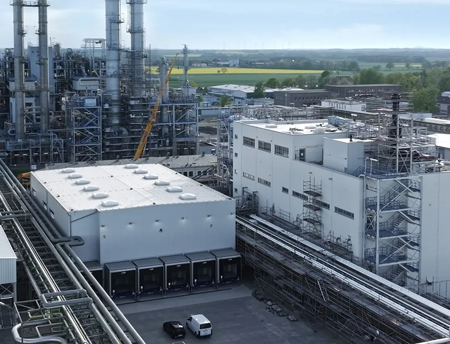 Neue Produktionsanlage für Hybridpolymere: In Nünchritz hat Wacker mit der Herstellung von Hybridpolymeren begonnen, die als Bindemittel für die Herstellung hochwertiger Kleb- und Dichtstoffe dienen, Bild: Wacker Neue Produktionsanlage für Hybridpolymere: In Nünchritz hat Wacker mit der Herstellung von Hybridpolymeren begonnen, die als Bindemittel für die Herstellung hochwertiger Kleb- und Dichtstoffe dienen