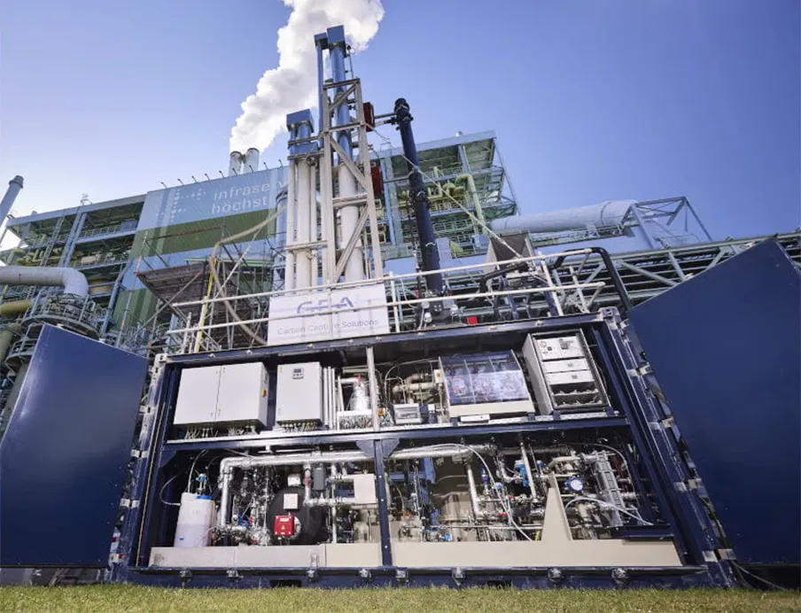 Die Carbon Capture-Pilotanlage von Gea wurde an die Klärschlammverbrennungsanlage von Infraserv Höchst angeschlossen, eine der größten und modernsten ihrer Art in Deutschland, Bild: Infraserv Die Carbon Capture-Pilotanlage von Gea wurde an die Klärschlammverbrennungsanlage (KVA) von Infraserv Höchst angeschlossen, eine der größten und modernsten ihrer Art in Deutschland