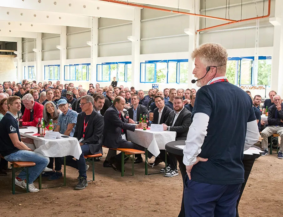 Leser Geschäftsführer Joachim Klaus freut sich gemeinsam mit seinen über 500 Mitarbeitern und Gästen über den Fortschritt der 45 Millionen Euro schweren Hallenerweiterung der Leser Factory of Safety Valves in Hohenwestedt / Schleswig-Holstein, Bild: Leser Leser Geschäftsführer Joachim Klaus freut sich gemeinsam mit seinen über 500 Mitarbeitern und Gästen über den Fortschritt der 45 Millionen Euro schweren Hallenerweiterung der Leser Factory of Safety Valves in Hohenwestedt / Schleswig-Holstein zur Produktion seiner Sicherheitsventile