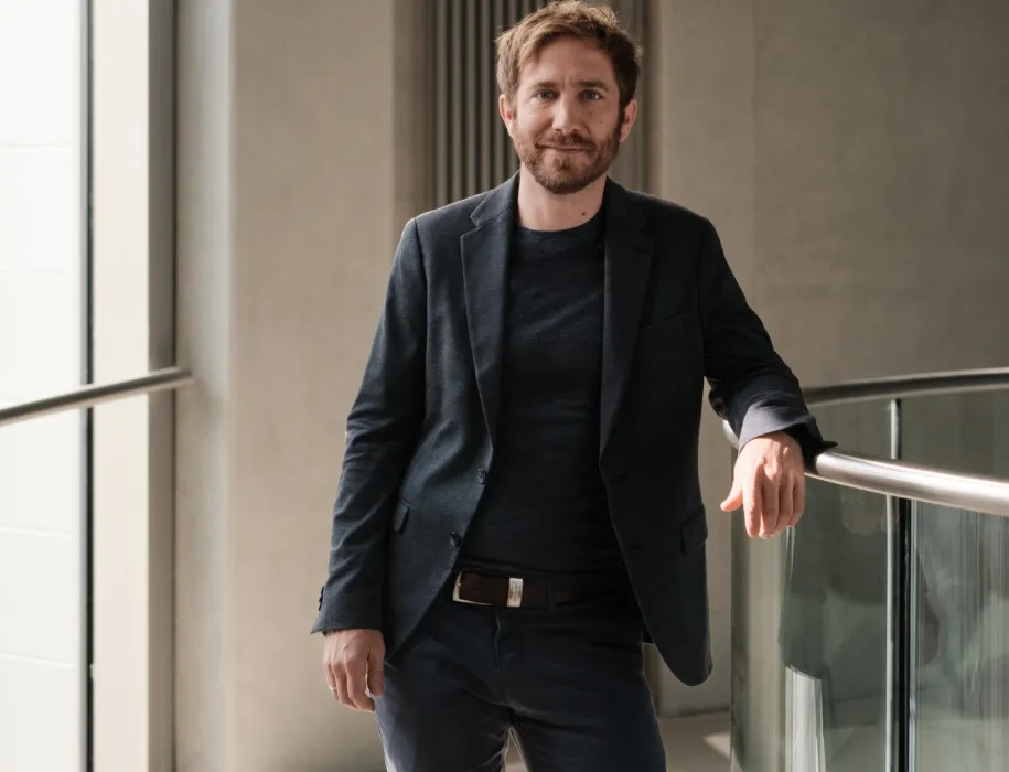 Prof. Dr. Lutz Greb erhält den diesjährigen Siliconpreis des Chemiekonzerns Wacker, Bild: Wacker Prof. Dr. Lutz Greb erhält den diesjährigen Siliconpreis des Chemiekonzerns Wacker