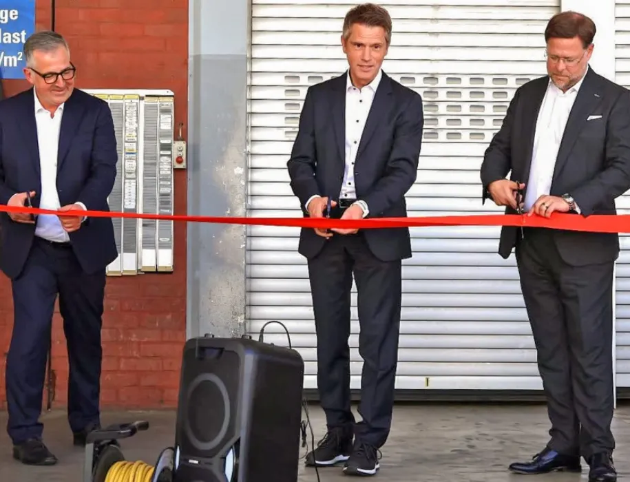 Symbolischer Bandschnitt für die Errichtung der neuen RTO-Anlage (v.l.n.r.): Jörg Kreutzer, ISW-Geschäftsleiter, Dr. Marcus Kraus, Geschäftsführer „ECO3“ Wiesbaden und Christian Tebroke, CEO „ECO3“-Gruppe, Bild: „ECO3“ Symbolischer Bandschnitt für die Errichtung der neuen RTO-Anlage