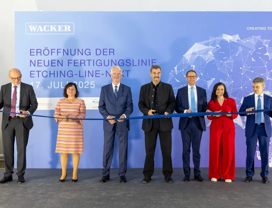 Nahmen die Etching Line Next feierlich in Betrieb (v.l.n.r.): Werkleiter Peter von Zumbusch, Parlamentarische Staatssekretärin Bärbel Kofler (BMZ), Wacker Aufsichtsratsvorsitzender Peter-Alexander Wacker, Bayerns Ministerpräsident Markus Söder, Wacker Vorstandsvorsitzender Christian Hartel, Parlamentarische Staatssekretärin Gitta Connemann (BMWE) und Polysilicon-Leiter Tobias Brandis, Bild: Wacker Chemie Etching Line Next: Feierliche Inbetriebnahme