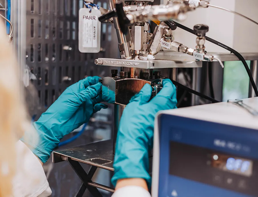 Forschende vom Leibniz-Institut für Katalyse, der Ruhr-Universität Bochum und von Evonik Oxeno haben ein neuartiges Katalysatorsystem entwickelt, mit dem das Klimagas Kohlendioxid CO2 als Rohstoff für die chemische Industrie genutzt werden kann, Bild: Evonik Forschende vom Leibniz-Institut für Katalyse, der Ruhr-Universität Bochum und von Evonik Oxeno haben ein neuartiges Katalysatorsystem entwickelt, mit dem das Klimagas Kohlendioxid CO2 als Rohstoff für die chemische Industrie genutzt werden kann