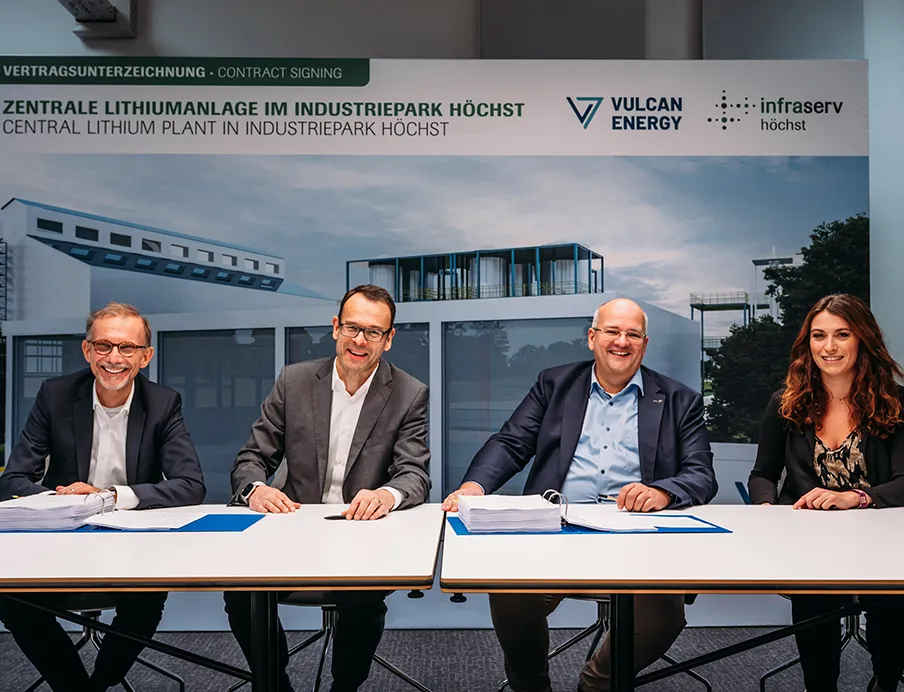 Vertragsunterzeichnung für neue Lithiumanlage von Vulcan Energy: v.l.n.r.: Dr. Dieter Gentzcke, Leiter Recht Infraserv Höchst; Dr. Joachim Kreysing, Geschäftsführer Infraserv Höchst; Carsten Bachg, Geschäftsführer der Vulcan Energie Ressourcen und Olga Schmidt Head of Strategic Procurement Vulcan