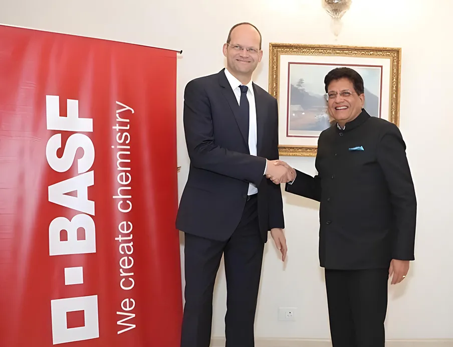 v.l.n.r.: Dr. Dirk Elvermann, CFO und Chief Digital Officer bei BASF, mit dem indischen Handels- und Industrieminister Piyush Goyal bei einem Treffen Ende Januar 2026 in Neu-Delhi