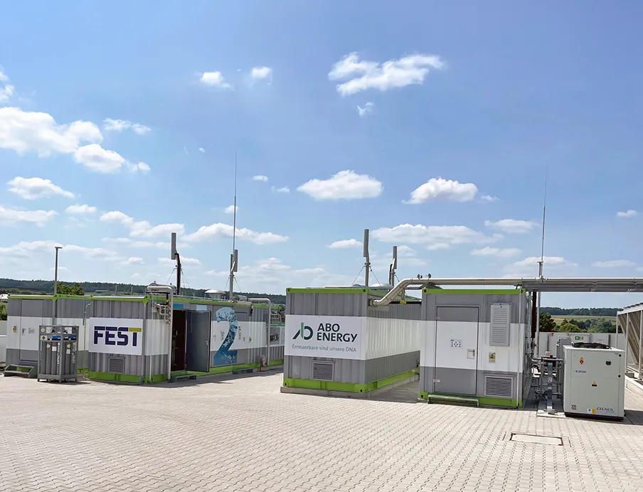 Das Wasserstoffprojekt in Hünfeld-Michelsrombach besteht aus Elektrolyseur, Tankstelle und Trailer-Abfüllstation. Intelligente IO-Link-Sensoren von Jumo sorgen für Prozesssicherheit.