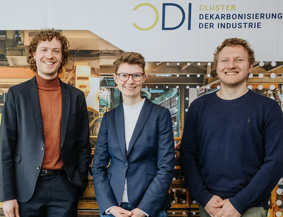 Ricarda Tänzer-von Daake (m.), kommissarische Leiterin der CDI-Koordinierungsstelle, begrüßt zusammen mit Matthias Heck (li.), CDI und Rasmus Nielsen (re.) von Greenpocket die Teilnehmenden zur Vorstellung des Web-Tools zur Dekarbonisierung der Prozesswärme