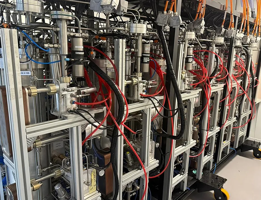 Segment mit 48 ölfreien Turbo Kompressoren in Serieschaltung zur Isotopen-Anreicherung