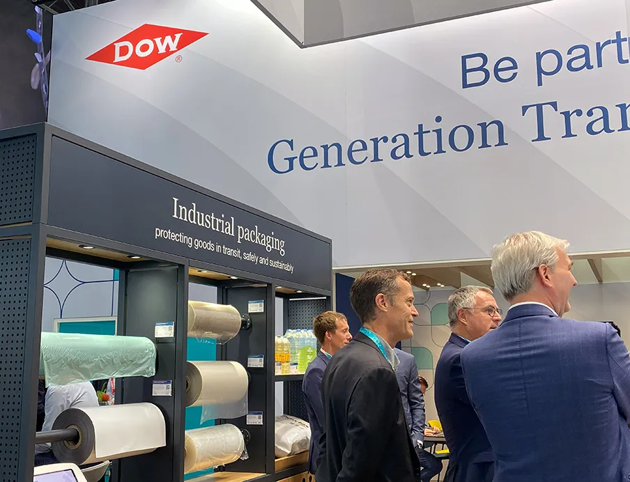 Besucher am Stand von Dow auf der Interpack 2026