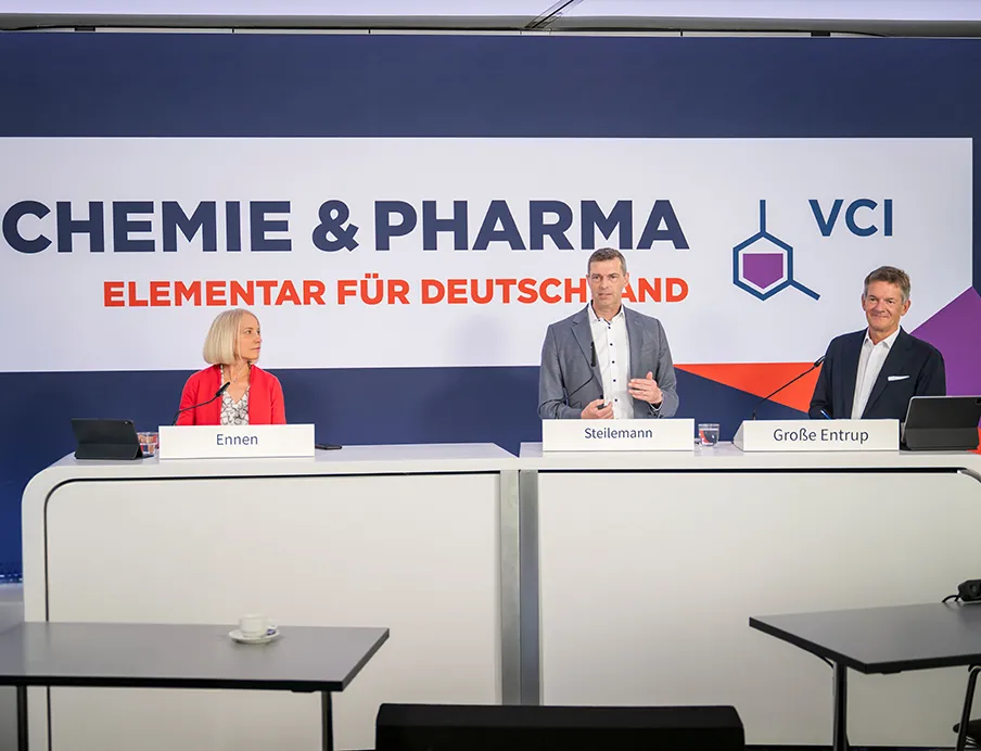 v.l.n.r: Ilka Ennen, Leiterin der VCI-Pressestelle; Dr. Markus Steilemann, Präsident des Verbands der Chemischen Industrie (VCI) und CEO der Covestro AG; Dr. Wolfgang Große Entrup, Hauptgeschäftsführer des Verbands der Chemischen Industrie (VCI). Verband der Chemischen Industrie e.V..(VCI): Halbjahrespressekonferenz am 16. Juli 2026 in Frankfurt am Main