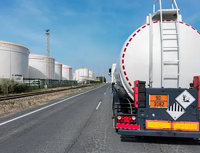 Chemielogistik: LKW auf Straße