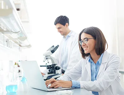 Moderne Hochleistungscomputer erleichtern gerade im Bereich der Molekülsimulationen Arbeitsprozesse signifikant, Bild: istocks/shironosov Moderne Hochleistungscomputer erleichtern gerade im Bereich der Molekülsimulationen Arbeitsprozesse signifikant