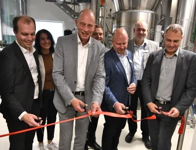 Festliche Einweihung der Dryflux-Anlage. Die Teilnehmer (v.l.n.r.): Jay Nowak, CEO Glatt Gruppe; Wirtschaftsminister des Freistaates Thüringen, Wolfgang Tiefensee (SPD); Jeff White, Leiter der Geschäftseinheit Surface Solutions im Unternehmensbereich Electronics bei Merck, und Weimars Oberbürgermeister, Peter Kleine (parteilos), Bild: Jens Lehnert, Funkemedien Festliche Einweihung der Dryflux-Anlage