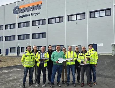 Erfolgreiche Schlüsselübergabe: Das neue Greiwing-Logistikzentrum im Chemiepark Rheinmünster bietet Platz für mehr als 15.000 Paletten und wurde binnen zwölf Monaten fertiggestellt, Bild: Goldbeck Erfolgreiche Schlüsselübergabe: Das neue Greiwing-Logistikzentrum im Chemiepark Rheinmünster bietet Platz für mehr als 15.000 Paletten und wurde binnen zwölf Monaten fertiggestellt