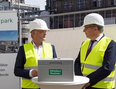 Peter Bartholomäus, Geschäftsleitungsvorsitzender von Infraserv Wiesbaden, und Gert-Uwe Mende, Oberbürgermeister von Wiesbaden, bei der Grundsteinlegung für das neue Gas- und Dampfturbinen-Kraftwerk im Industriepark Kalle-Albert, Bild: Infraserv Wiesbaden Grundsteinlegung für das neue Gas- und Dampfturbinen-Kraftwerk im Industriepark Kalle-Albert
