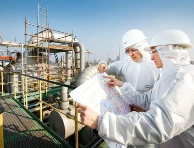 Tüv Nord Experten bei der Prüfung eines Chemieparks, Bild: Tüv Nord Tüv Nord Experten bei der Prüfung eines Chemieparks