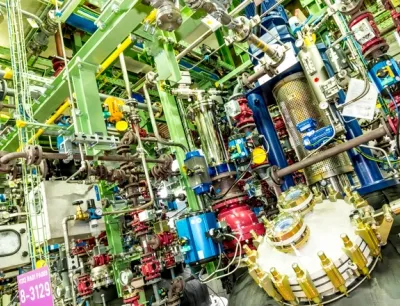 12,5 Kubikmeter fassender Stahlemail-Reaktor und angeschlossene Apparate im Zeto (Zentrales Technikum Organisch) bei Saltigo in Leverkusen, Bild: Saltigo GmbH Saltigo Stahlemail-Reaktor und angeschlossene Apparate