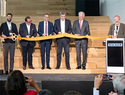 Offizielle Eröffnung (v.l.n.r.:) Max Weissberger, Architekturbüro C.F. Møller, Clemens Baumgärtner, Referent für Arbeit und Wirtschaft der Stadt München, Christian Hartel, CEO Wacker, Bayerns Ministerpräsident Markus Söder, Peter-Alexander Wacker, Aufsichtsratschef Wacker, und Mads Mandrup Hansen, C.F. Møller, Bild: Wacker Offizielle Eröffnung (v.l.n.r.:) Max Weissberger, Architekturbüro C.F. Møller, Clemens Baumgärtner, Referent für Arbeit und Wirtschaft der Stadt München, Christian Hartel, CEO Wacker, Bayerns Ministerpräsident Markus Söder, Peter-Alexander Wacker, Aufsichtsratschef Wacker, und Mads Mandrup Hansen, C.F. Møller