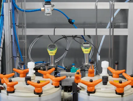 Filtration mit Differenzdruckmessung bei Chemcon sicher überwacht: Zwei Druckmessumformer zeigen mit ihrer 360-Grad-Leuchtanzeige weithin sichtbar die aktuellen Messergebnisse an