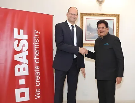 v.l.n.r.: Dr. Dirk Elvermann, CFO und Chief Digital Officer bei BASF, mit dem indischen Handels- und Industrieminister Piyush Goyal bei einem Treffen Ende Januar 2026 in Neu-Delhi