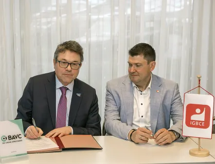 Tarifabschluss: Die Verhandlungsführer Matthias Bürk (li.) vom BAVC und Oliver Heinrich (re.) von der IGBCE