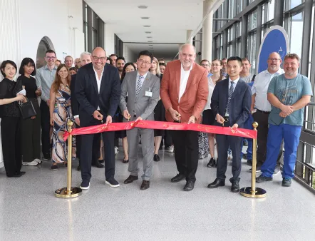 Gemeinsam eröffneten Infraserv-Geschäftsführer Alexander Wagner, Yiyang Huang, Generalkonsul der VR China, Dr. Carsten Plüg, Leiter Innovation and Application Susonity, und Fangchao Zhou, CEO Chesir und Vorstandsmitglied GNMI-Group, das neue Zentrum für Innovation und Anwendung der Susonity im Industriepark Höchst