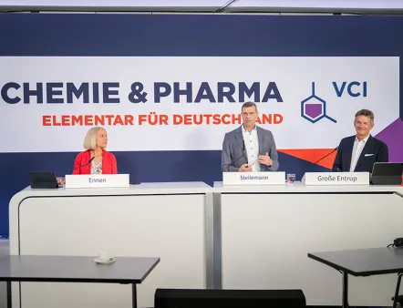 v.l.n.r: Ilka Ennen, Leiterin der VCI-Pressestelle; Dr. Markus Steilemann, Präsident des Verbands der Chemischen Industrie (VCI) und CEO der Covestro AG; Dr. Wolfgang Große Entrup, Hauptgeschäftsführer des Verbands der Chemischen Industrie (VCI). Verband der Chemischen Industrie e.V..(VCI): Halbjahrespressekonferenz am 16. Juli 2026 in Frankfurt am Main